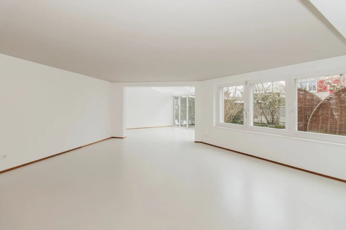 Space miracle in a family-friendly location - Modernized 6.5-room semi-detached house - Photo 5 of 13