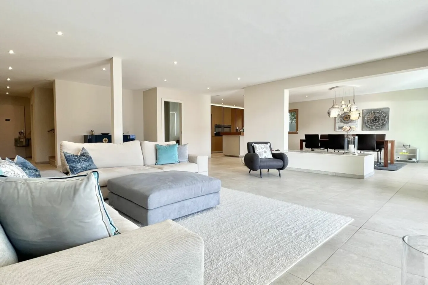 Elegante metà villa con vista lago a 180°, piscina privata e bel giardino - Foto 5 di 13