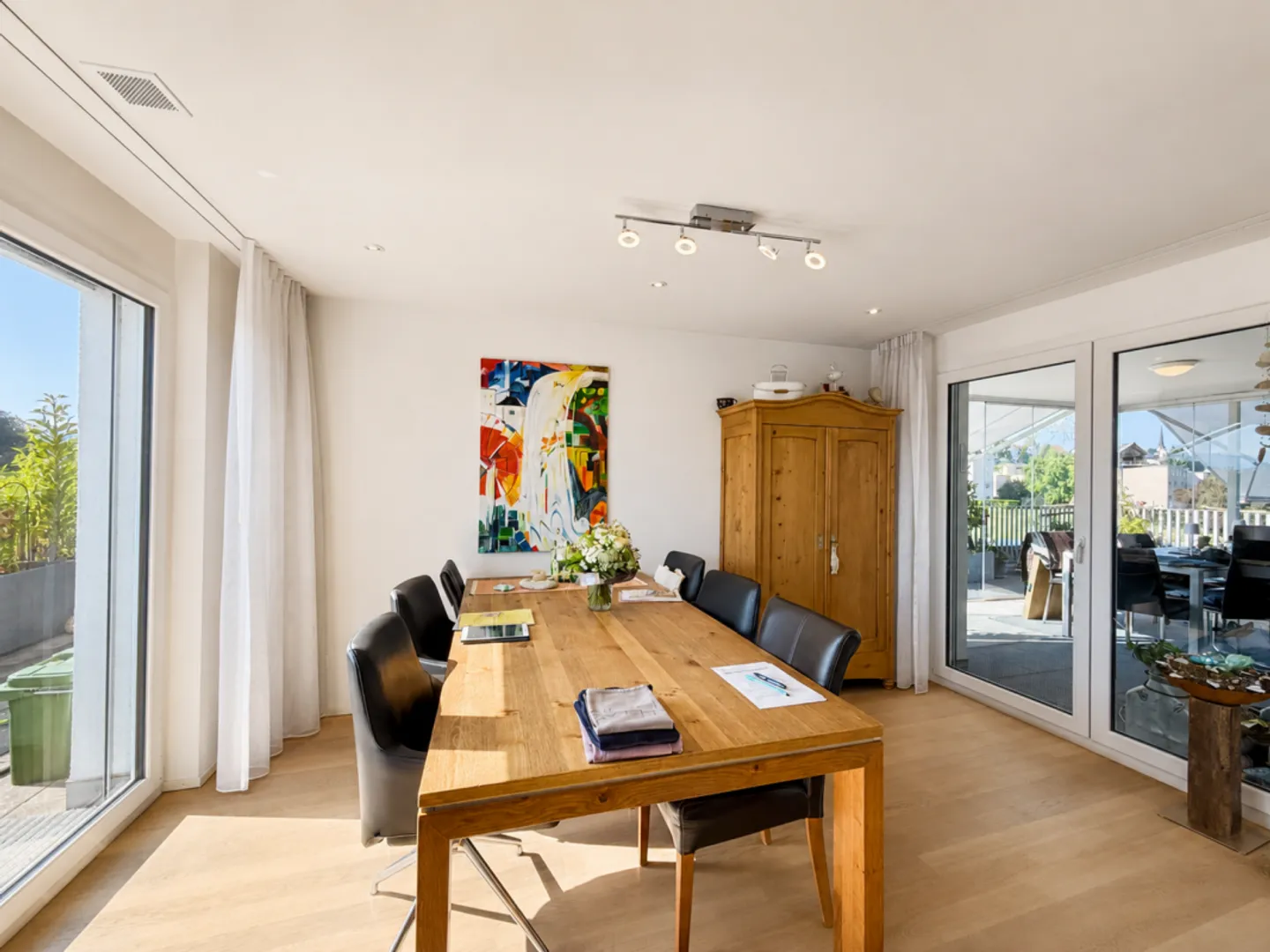 Appartement penthouse de 5,5 pièces avec terrasse de 150 m², vue panoramique et accès direct à la terrasse depuis chaque chambre - Photo 9 sur 13