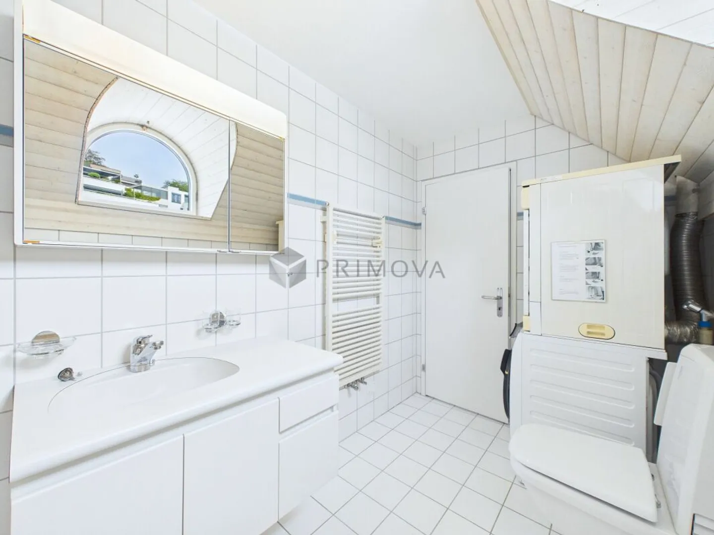 Helle 2.5 Zimmer-Dachwohnung mit Lift, Parkplatz und besonderem Wohnambiente - Photo 7 of 9