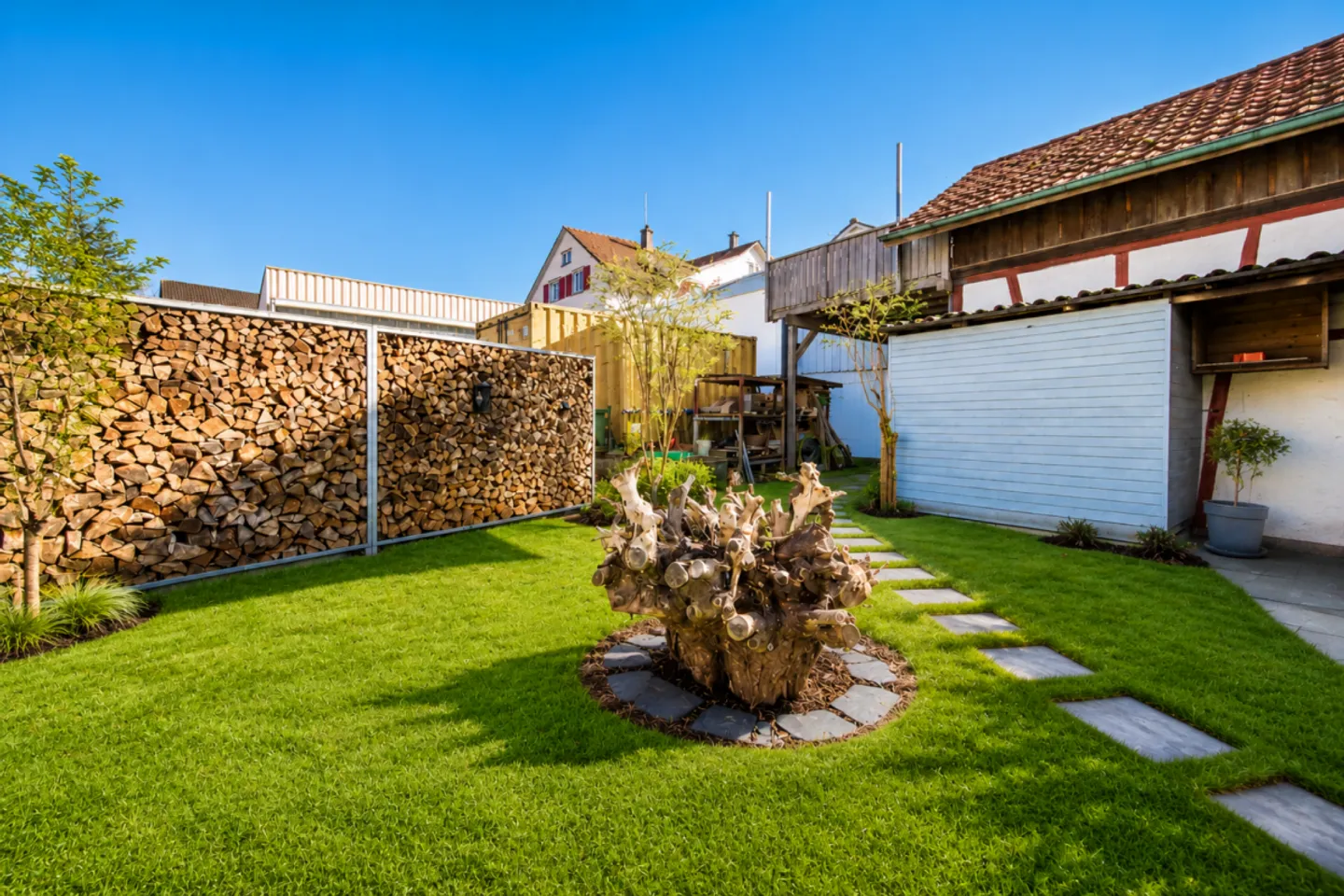 Vivre, travailler ou louer - Maison de 7,5 pièces avec part commerciale et potentiel polyvalent - Photo 4 sur 13
