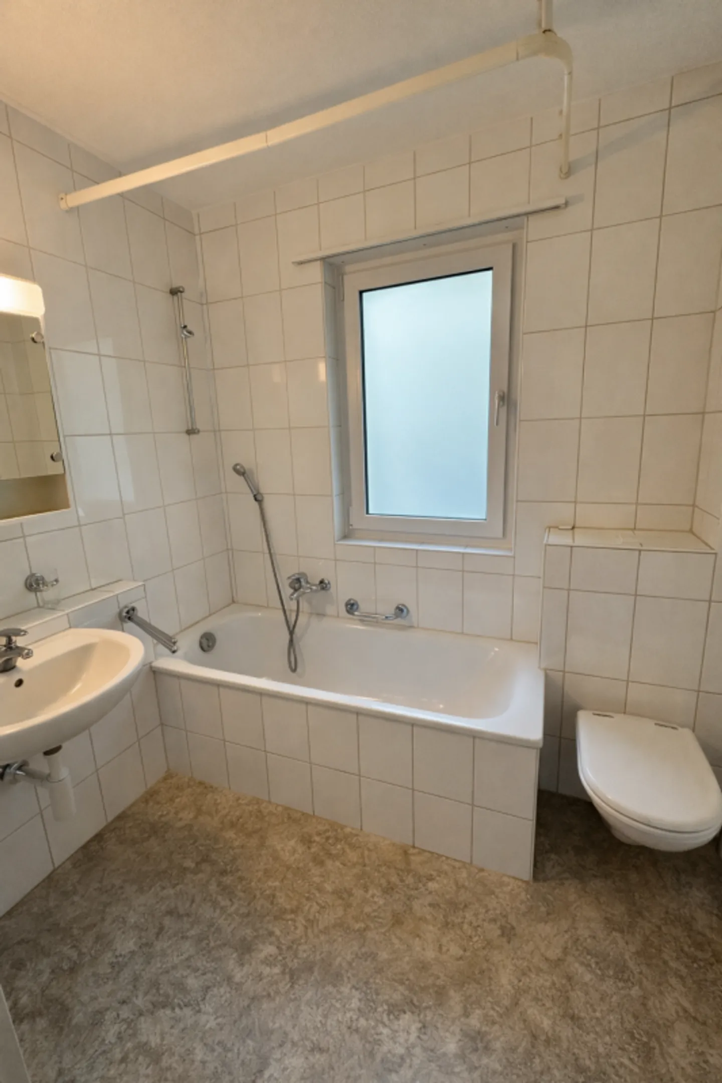 Ampio appartamento di 4 stanze in posizione centrale - Foto 7 di 8