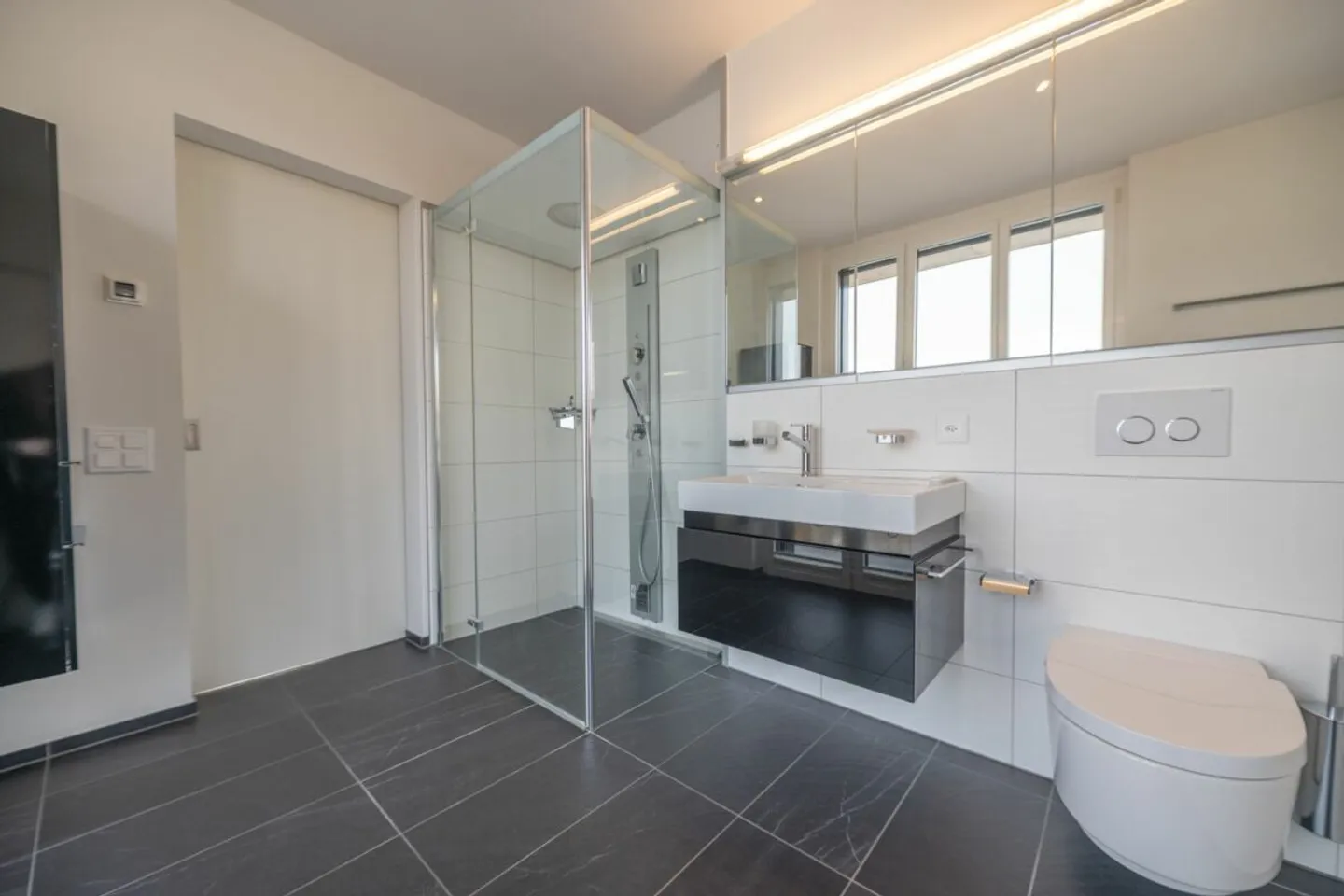 Exklusives Wohnerlebnis: Attikawohnung mit Rundum-Terrasse an begehrter Lage - Foto 13 von 13