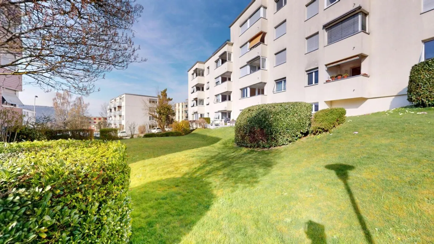 Appartement pratique de 4,5 pièces avec piscine et potentiel - Photo 1 sur 11