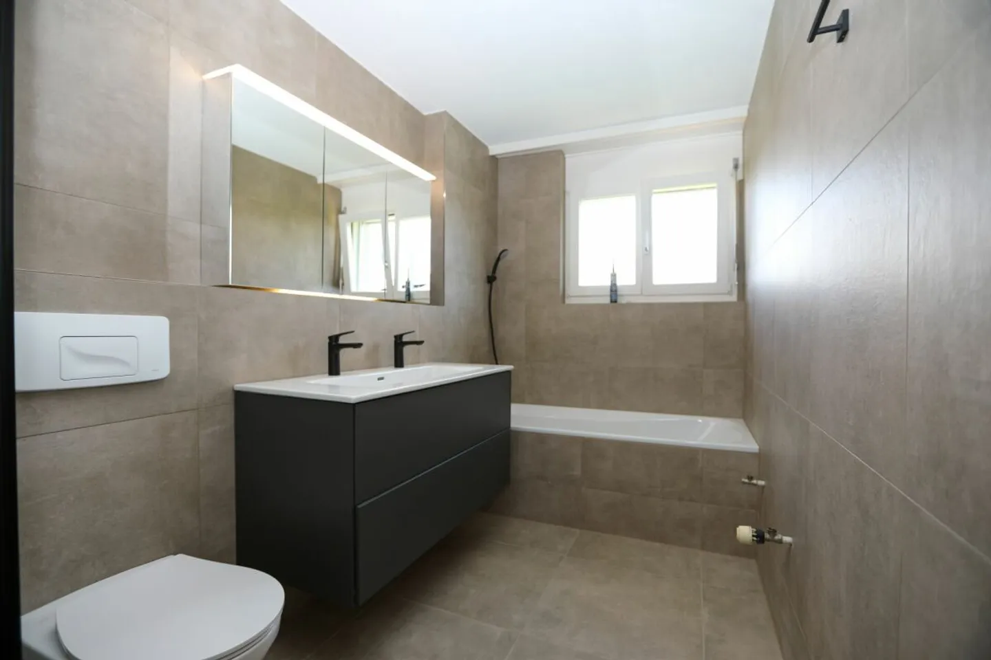 Freshly renovated 4.5-room apartment in a quiet location - Photo 4 of 11