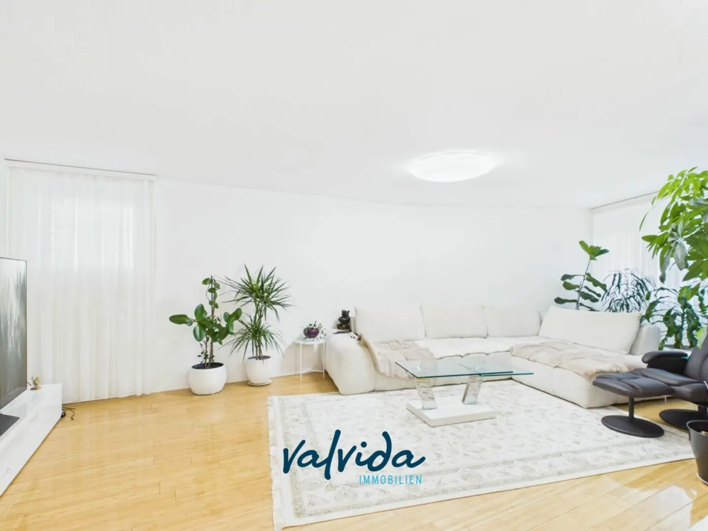 Stylish living in the heart of Visp - spacious 5.5-room apartment - Photo 3 of 13