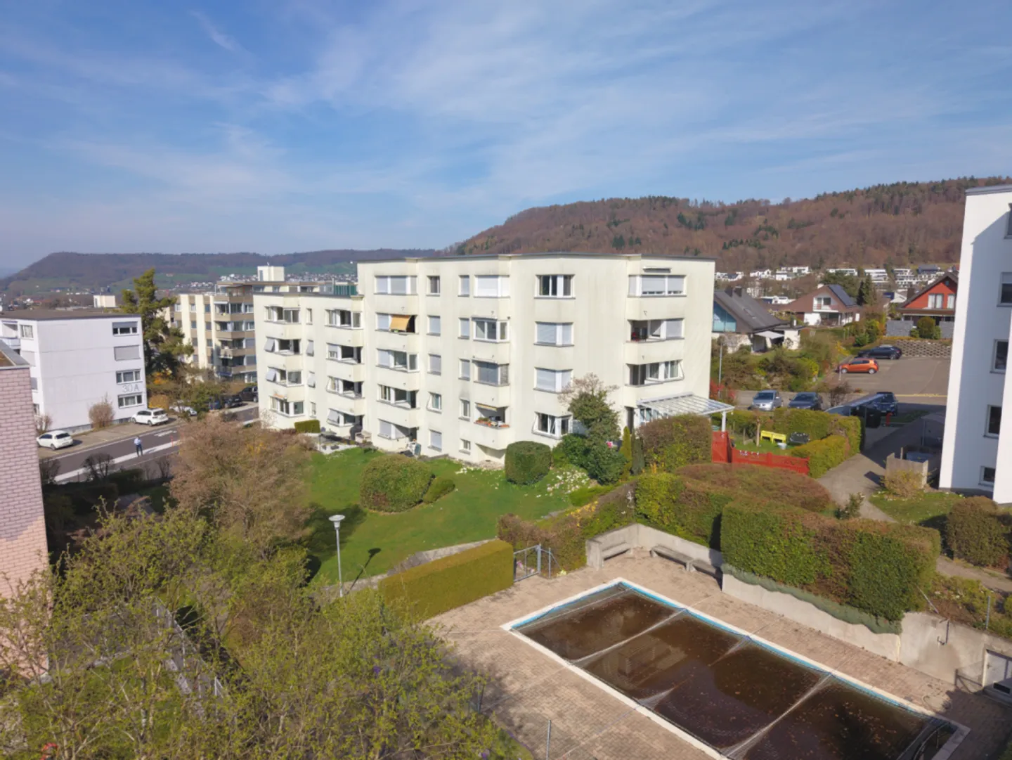 Appartement pratique de 4,5 pièces avec piscine et potentiel - Photo 11 sur 11