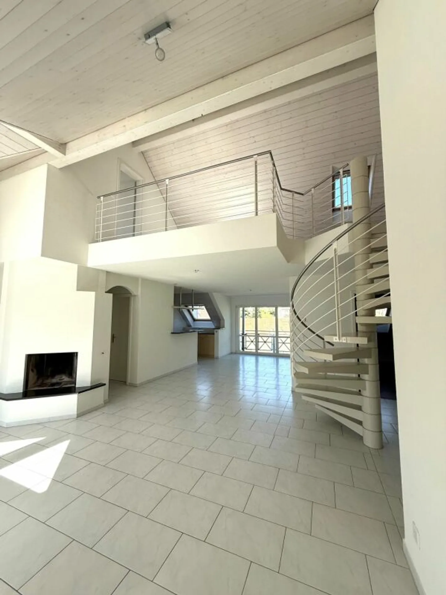 Appartamento duplex di 4,5 stanze in una posizione tranquilla e centrale - Foto 1 di 13