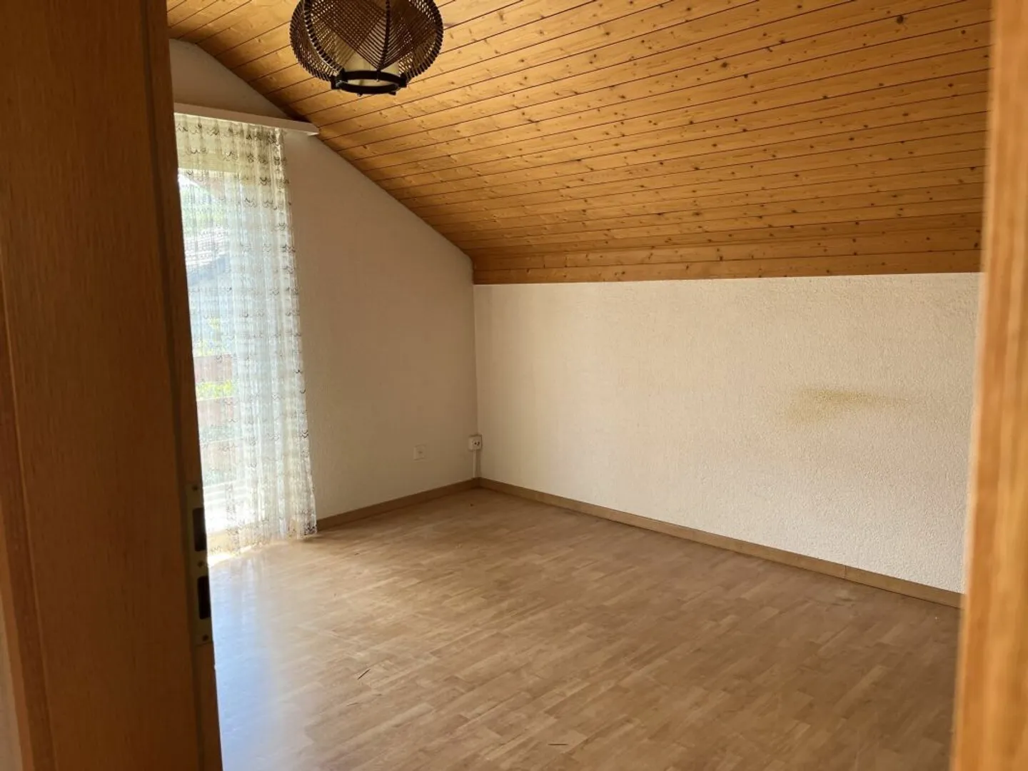 Charming semi-detached house with large garden and plenty of potential in a quiet location in Bözen - Photo 6 of 13