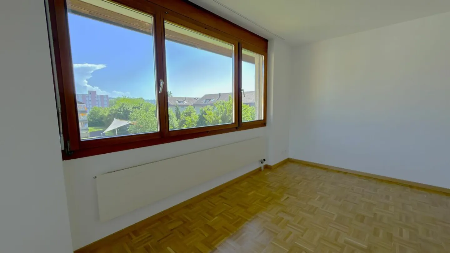 Large Renovated 5.0 Maisonette Apartment with Balcony in a Quiet Location Solothurn - Photo 10 of 13