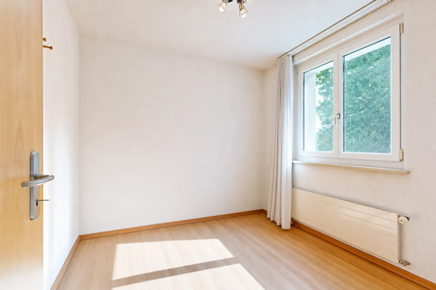 gepflegtes Einfamilienhaus mit drei Garagen und Umschwung - Photo 8 sur 13