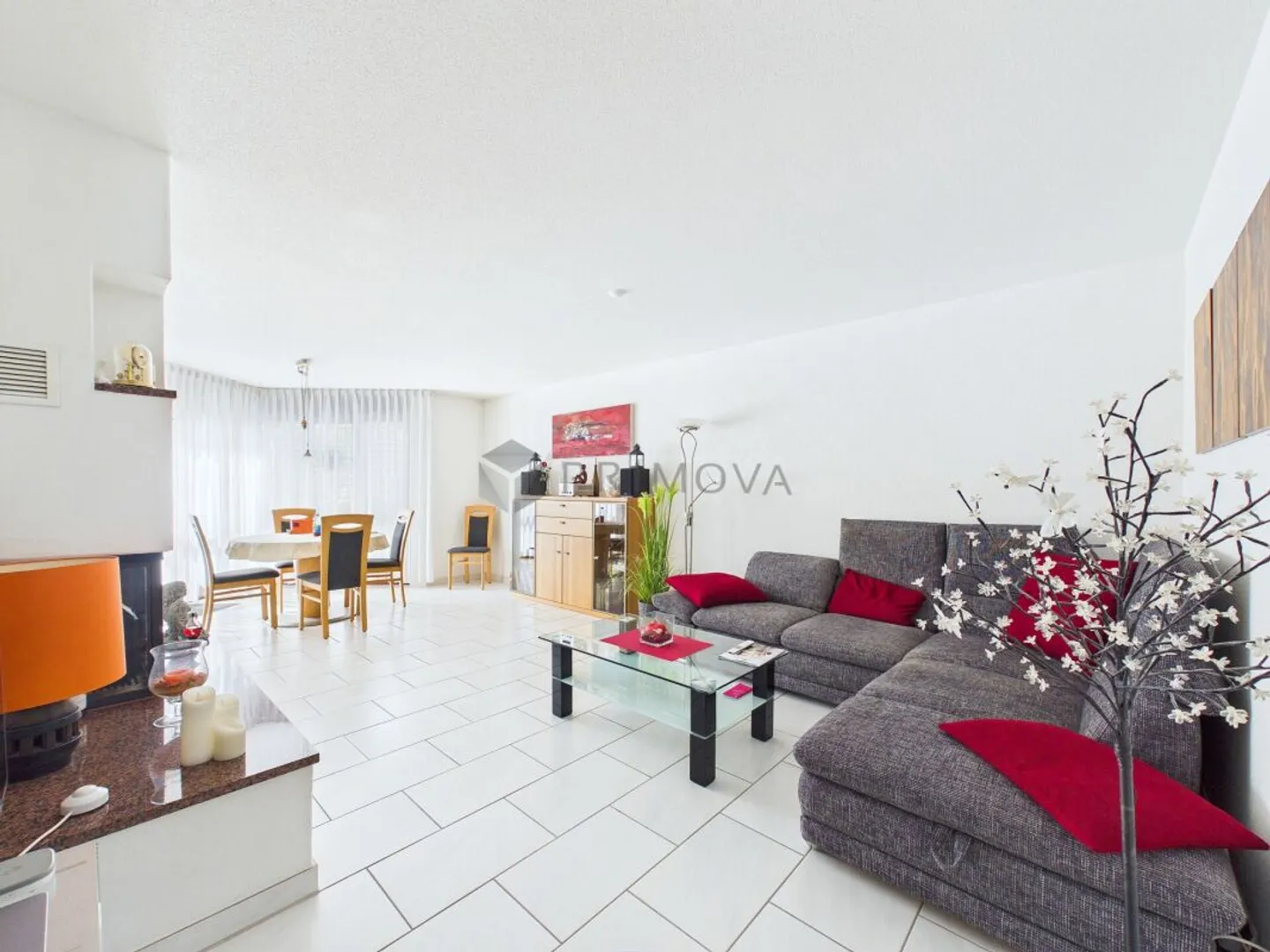 Bright 3.5 room apartment with fireplace and balcony in a quiet location - Photo 1 of 9