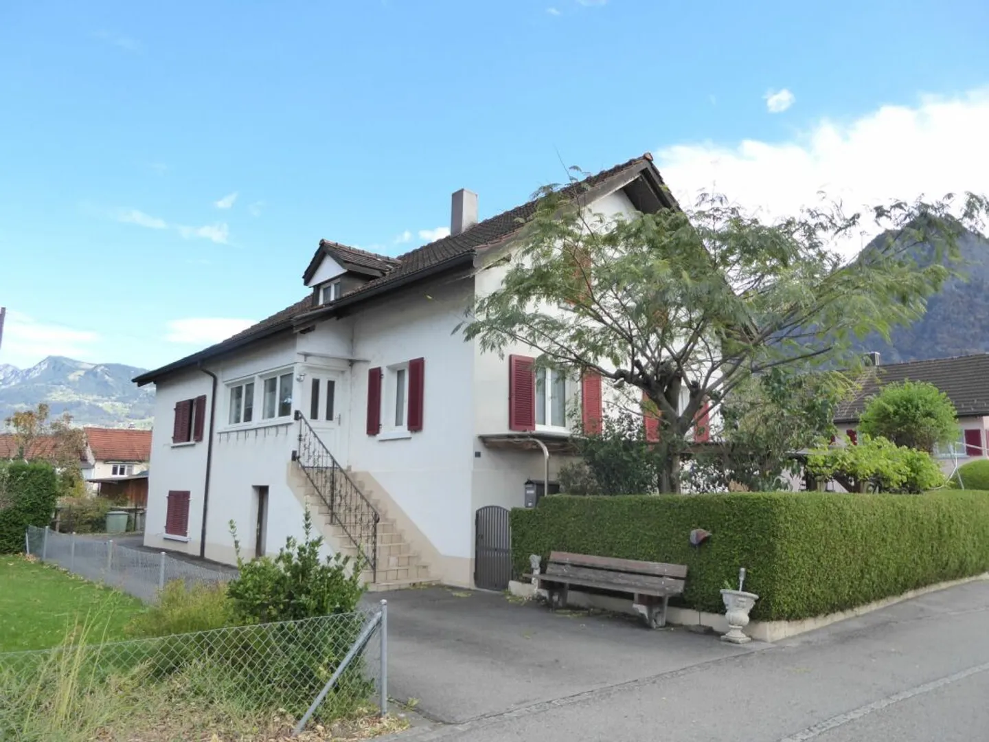 Detached 7 1/2-room single-family house with land reserve - Photo 2 of 13