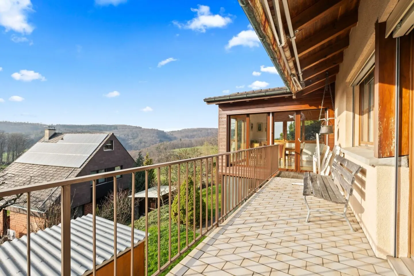 Casa unifamiliare luminosa in una posizione tranquilla con vista da sogno - Foto 7 di 13