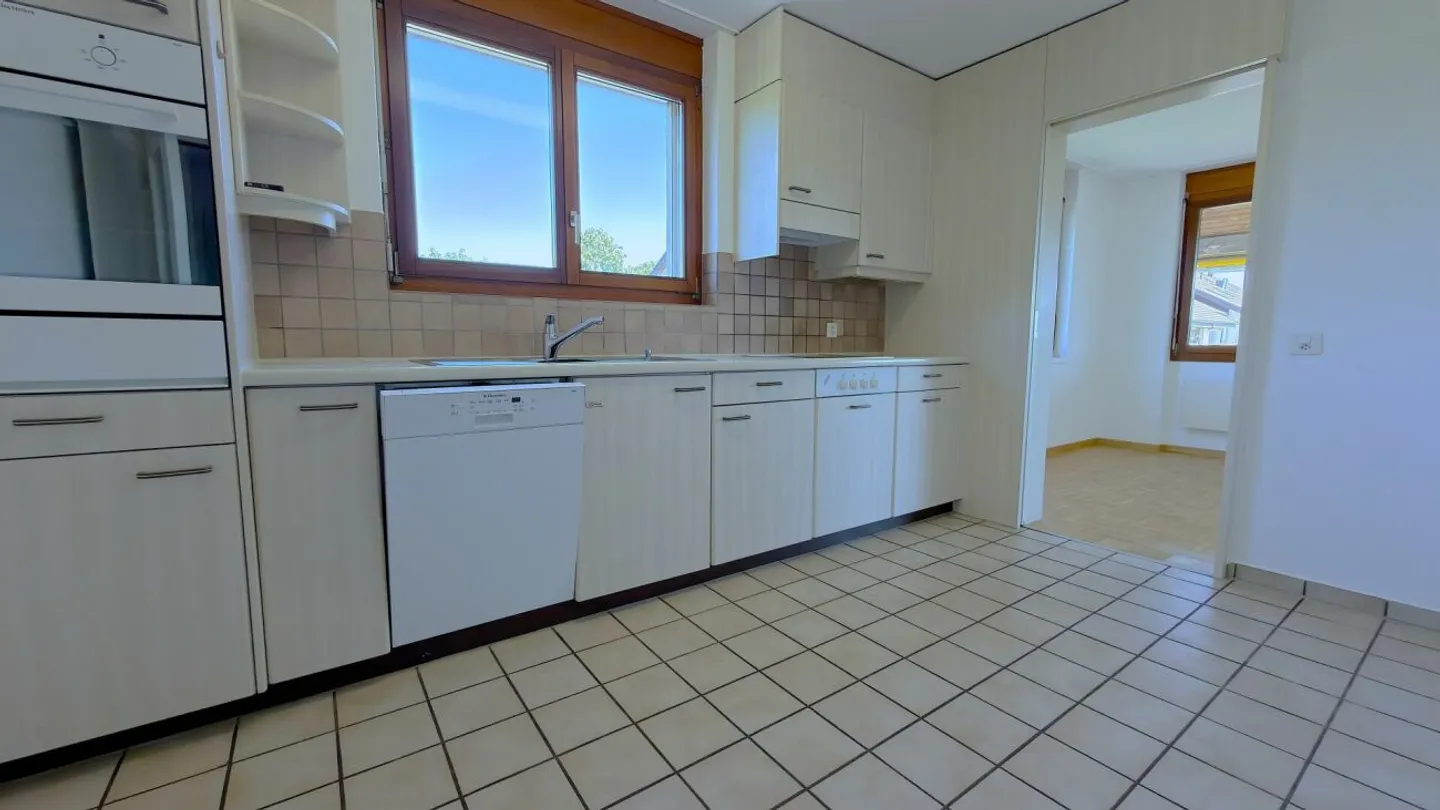 Large Renovated 5.0 Maisonette Apartment with Balcony in a Quiet Location Solothurn - Photo 12 of 13