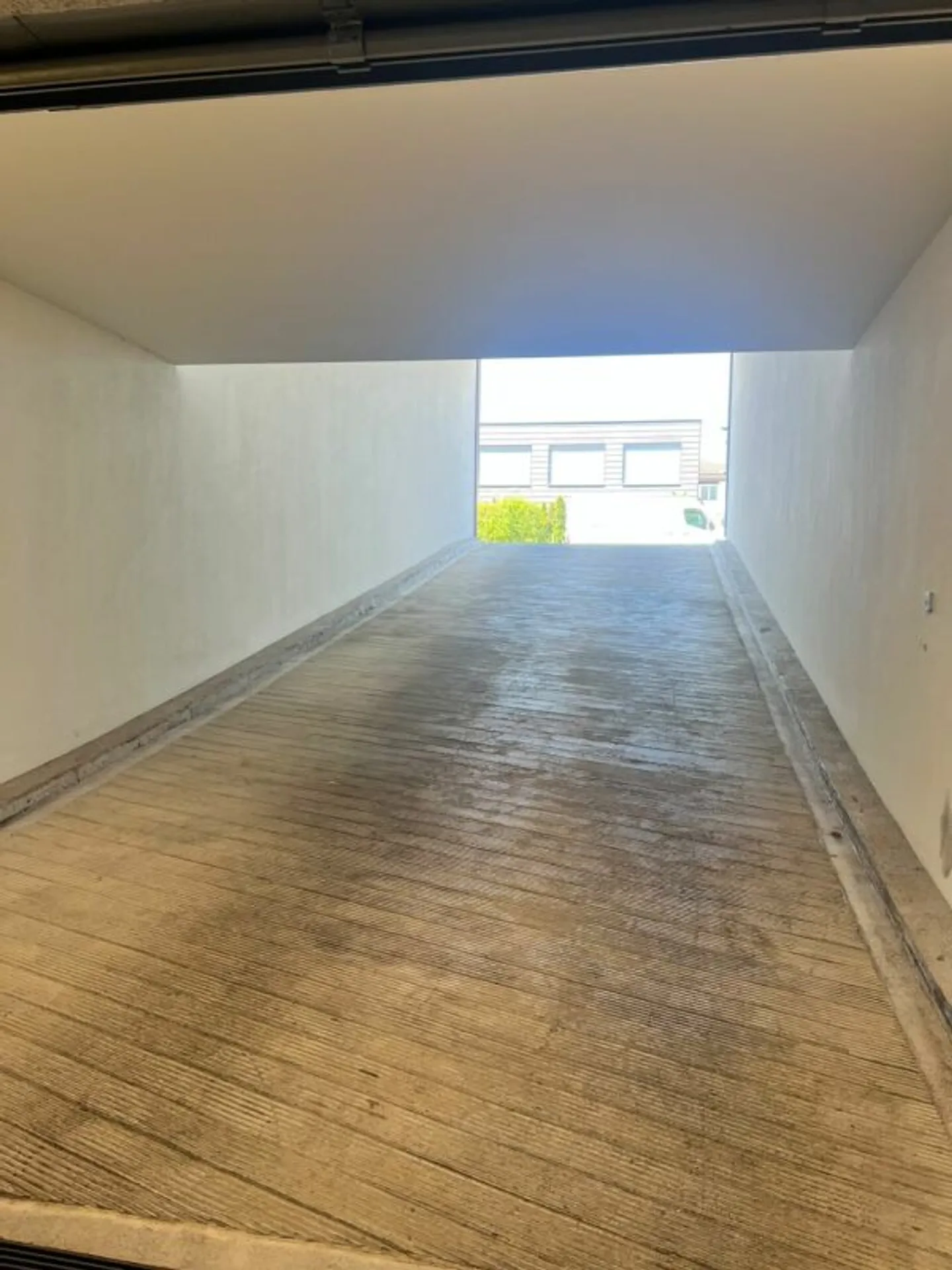 Einstellhallenplatz zentral im Dorfkern von Hohenrain - Foto 3 di 4
