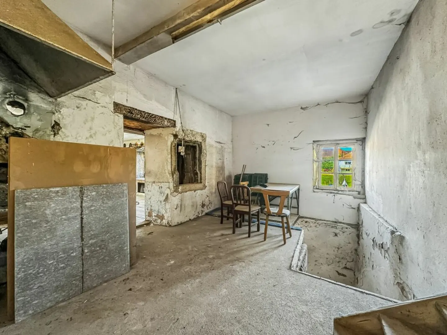 MAISON FRIBOURGEOISE A TRANSFORMER EN 2 APPARTEMENTS AVEC PERMIS DE CONSTRUIRE POUR AGRANDISSEMENT - Photo 3 sur 12