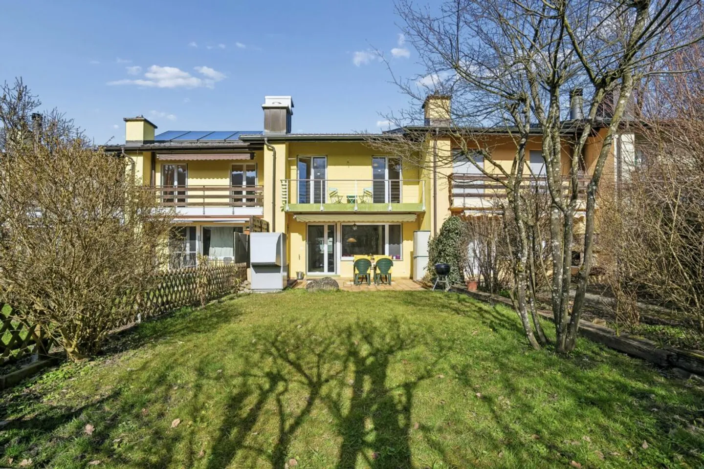 Casa a schiera ben tenuta con giardino a Wilen vicino a Wollerau - Foto 1 di 13