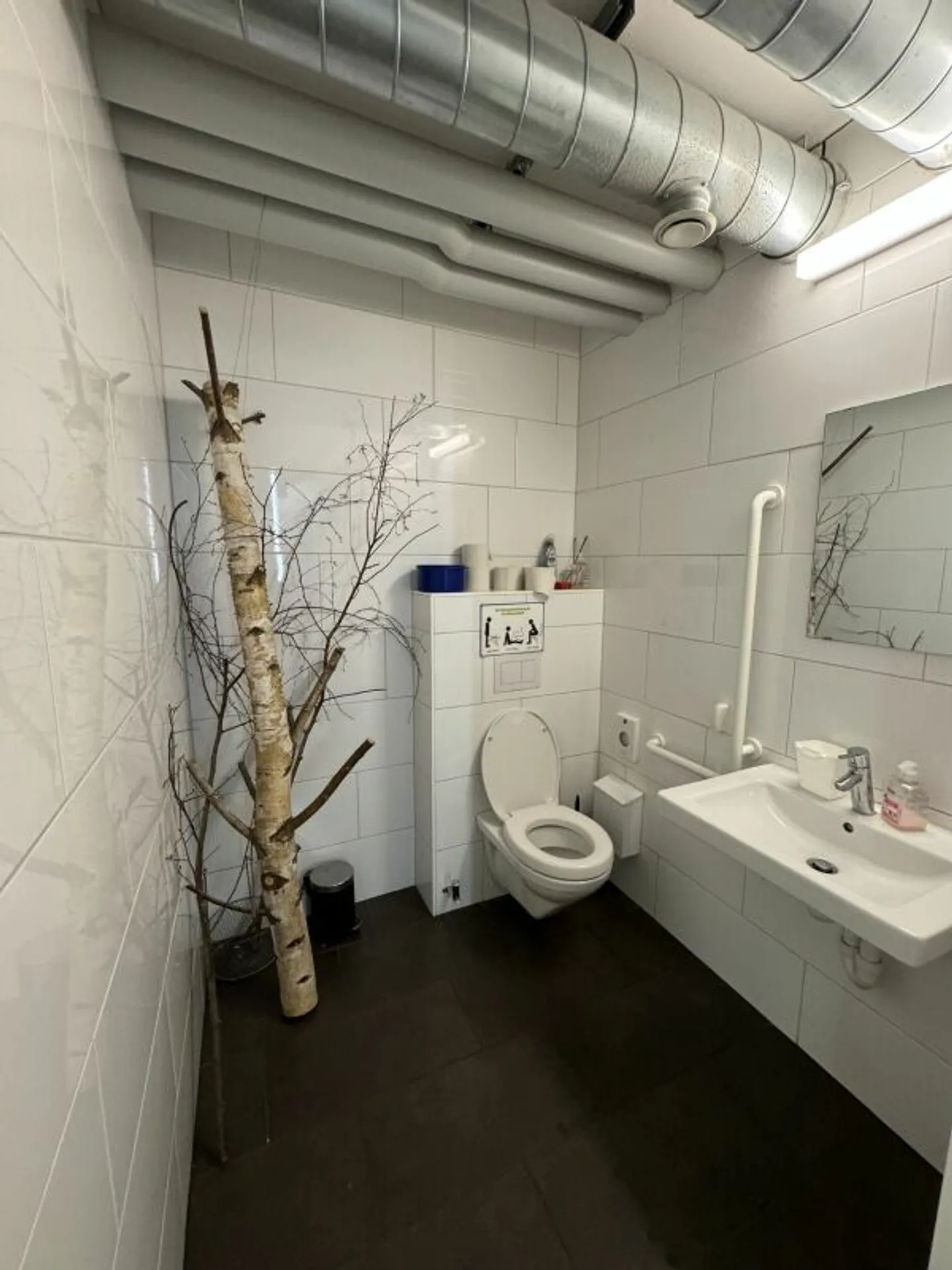 Cozy Beauty Studio Space - Photo 3 of 8