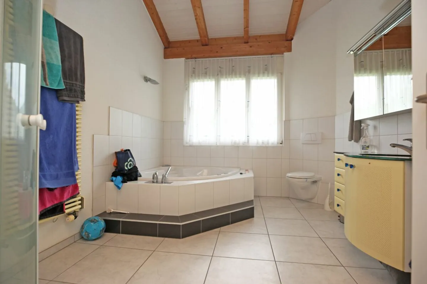 Appartement mansardé confortable de 5,5 pièces dans un endroit calme à Boll - Photo 8 sur 9