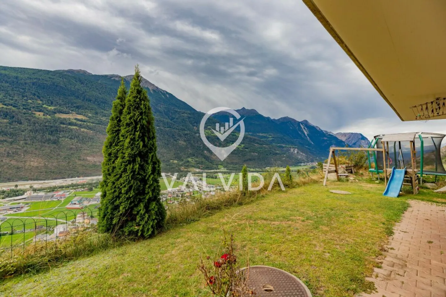Furnished 2-room apartment with panoramic view over the Rhone Valley - Photo 2 of 8