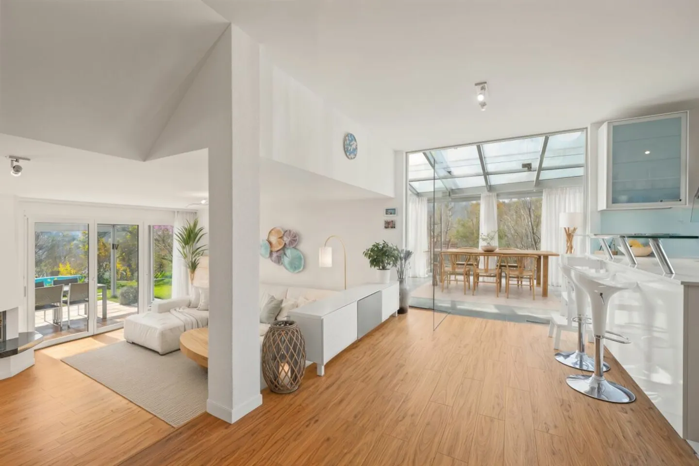 Spacieuse maison individuelle de 6,5 pièces avec piscine &amp; jardin d'hiver - Photo 2 sur 13