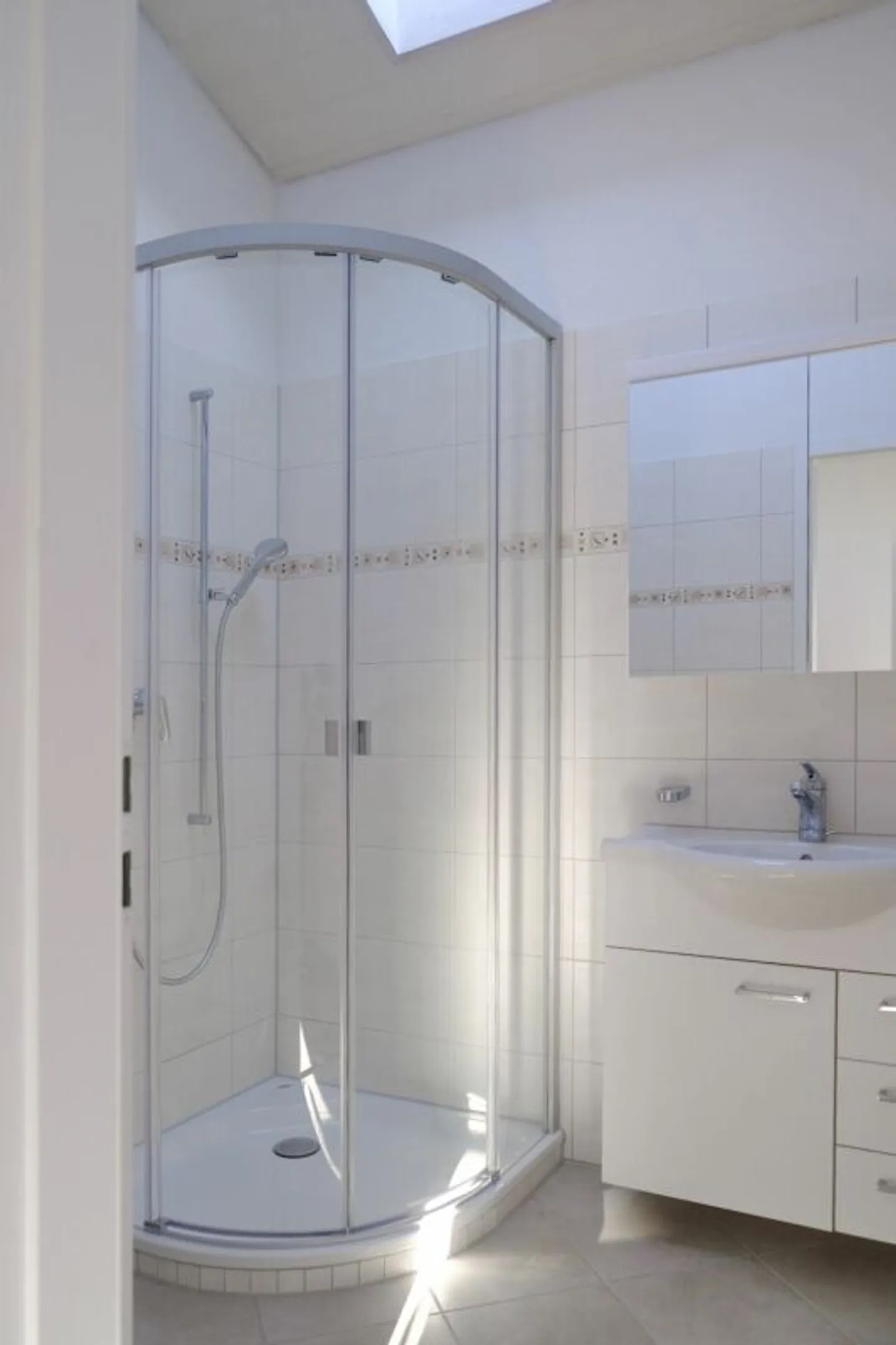Charming 2.5-room apartment with a view of greenery in Aesch BL - Photo 13 of 13