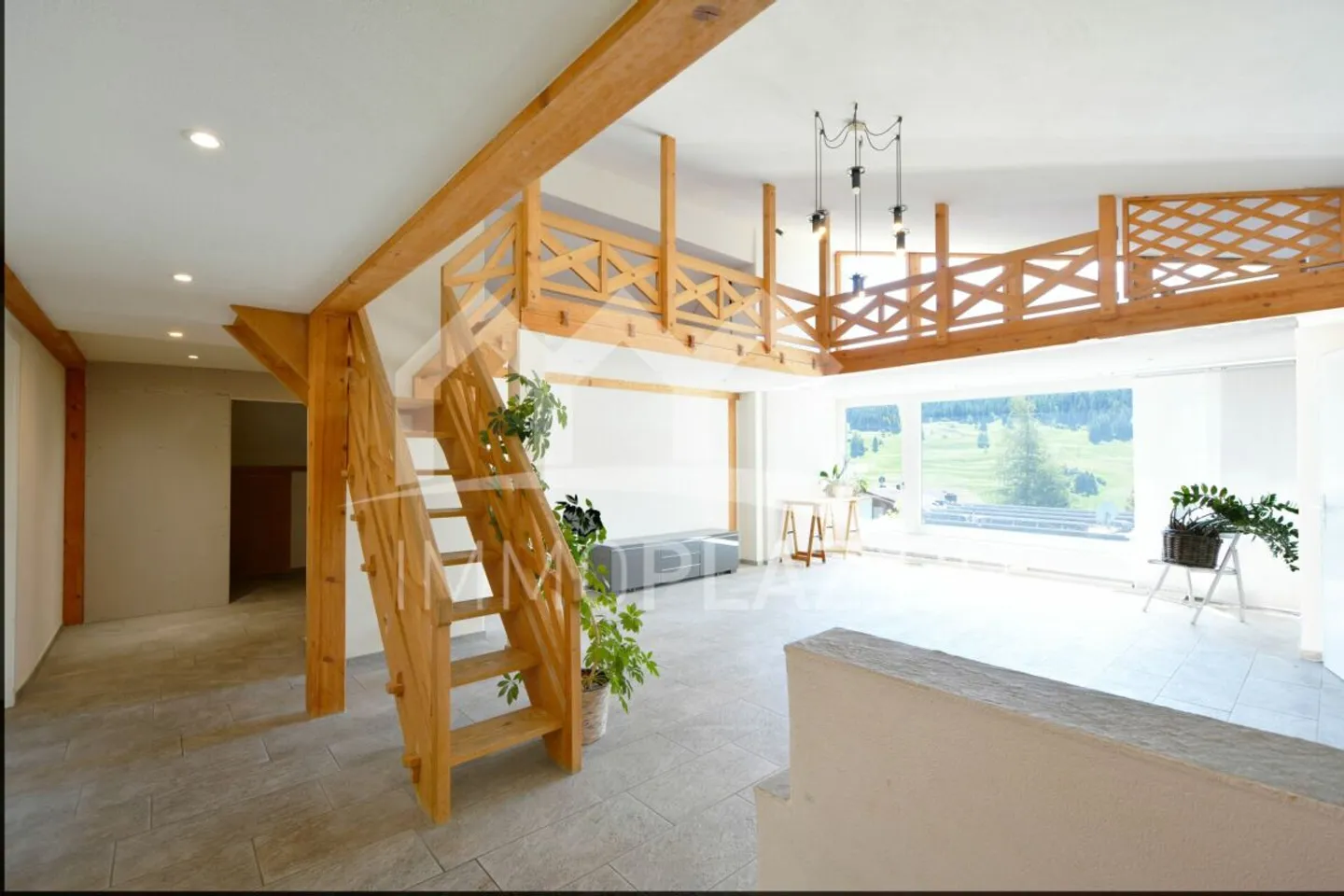 Charmant appartement sous les combles de 4 1/2 pièces avec galerie et terrasse - Photo 2 sur 9