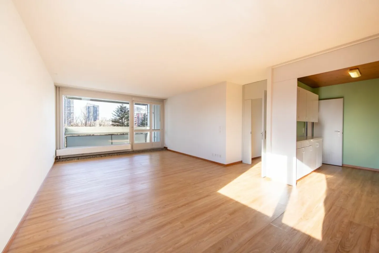 Living in a city-close location of Bern - bright and central 4.5-room apartment with elevator - Photo 2 of 13