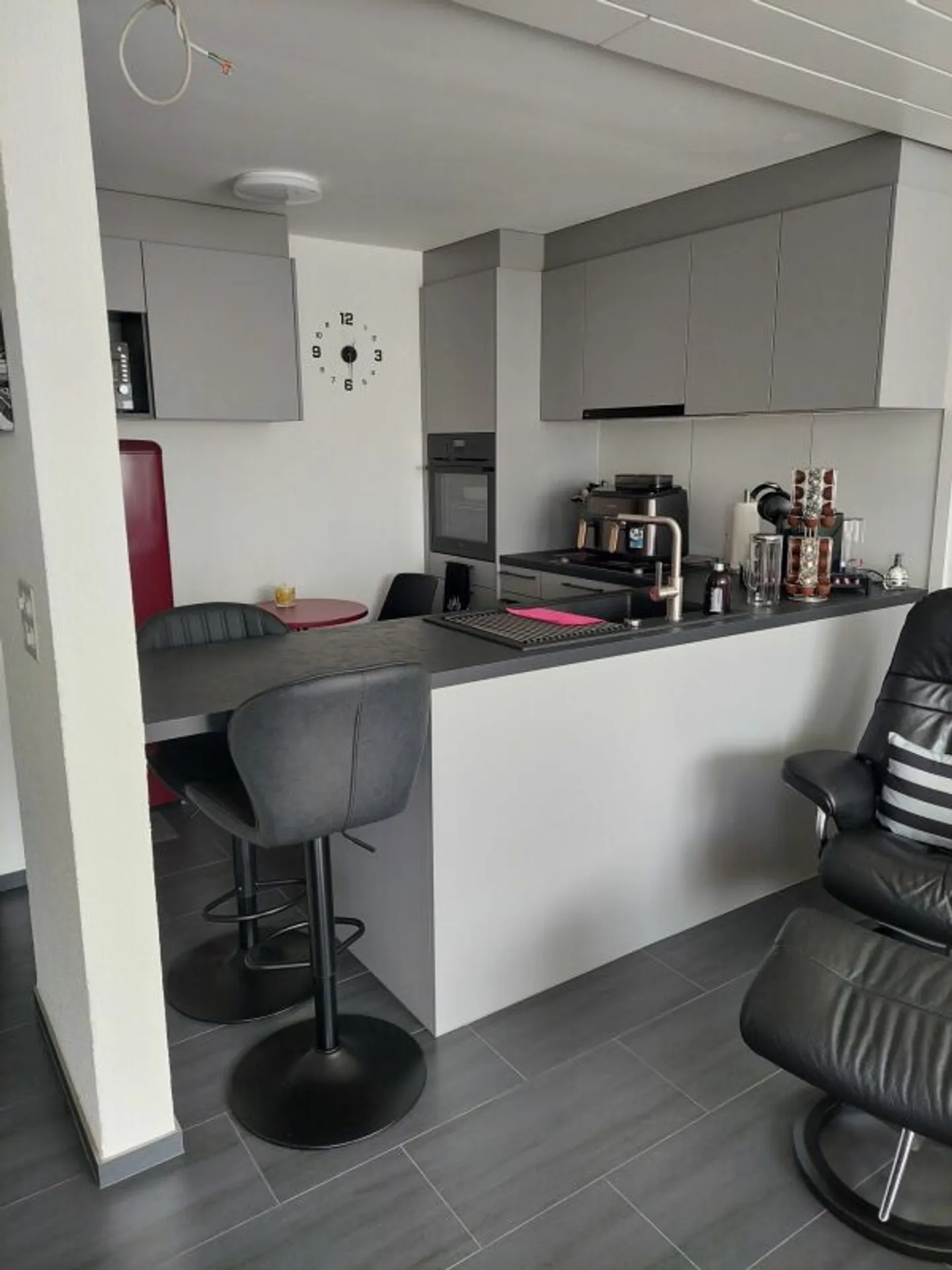 Beautiful and freshly renovated sunny 2.5-room apartment for sale - Photo 6 of 13