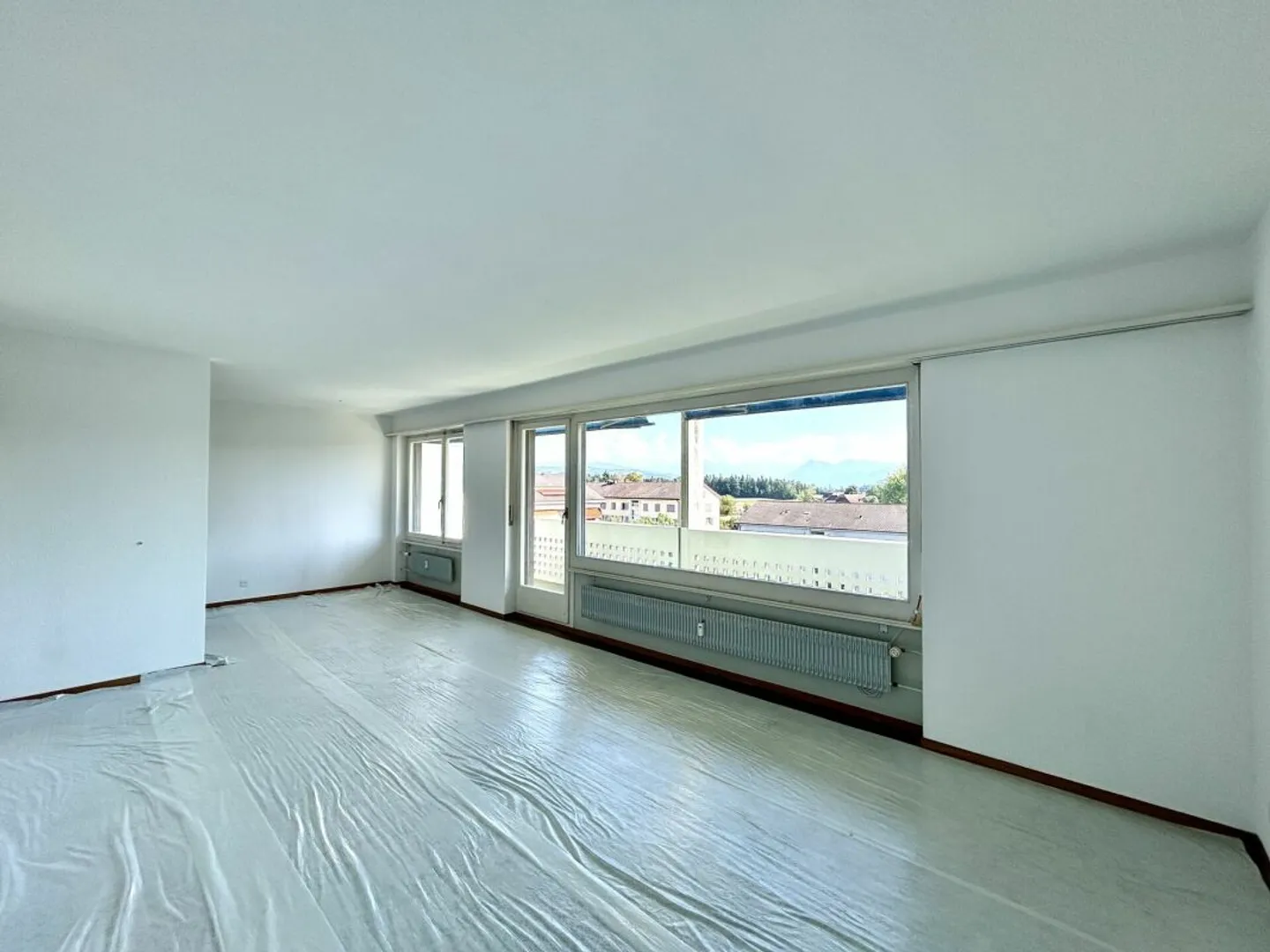 5.5-Room Apartment with Potential for Individual Design in Rüfenacht! - Photo 2 of 11