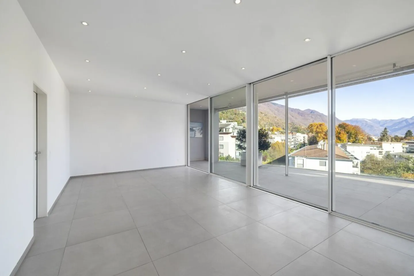 MINUSIO - Elegant Penthouse with Partial Lake View - Photo 6 of 13