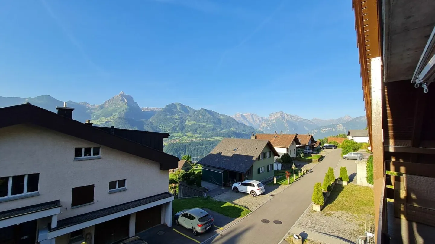 Appartamento arredato di 2.5 locali ad Amden: Vista montagna da sogno, parcheggio elettrico privato &amp; ampia soffitta (residenza secondaria permanente) - Foto 1 di 12