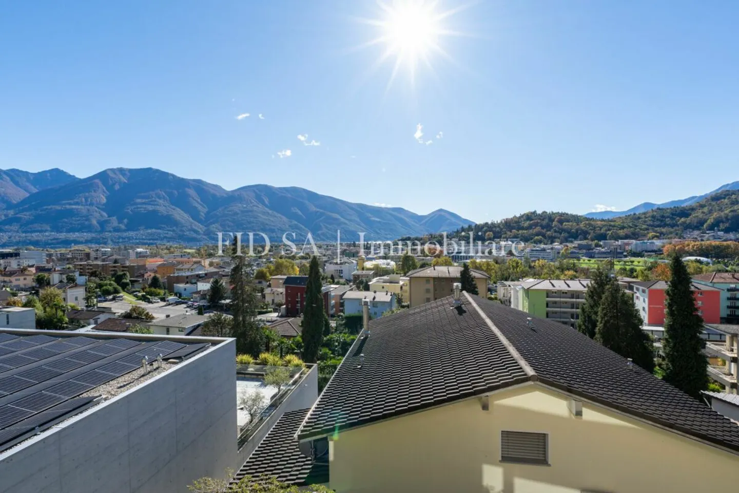 SOLDUNO - Ampio appartamento con vista imprendibile in casa bifamiliare - Photo 2 of 13