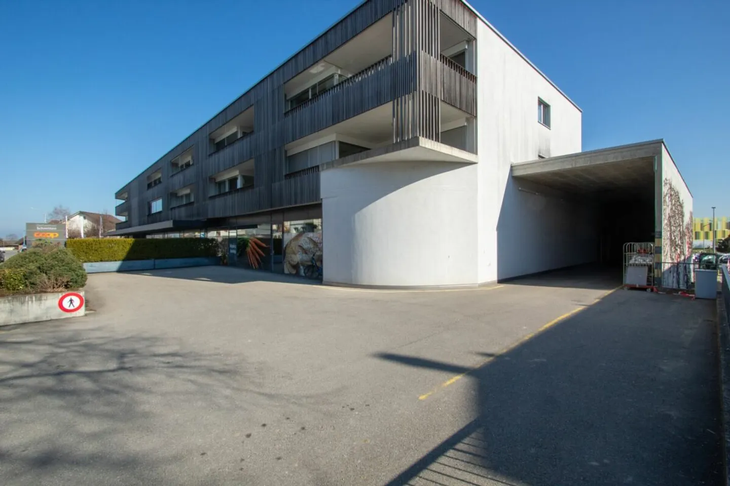 Attraktive Gewerbeinvestition mit langfristigem Ankermieter im Zentrum von Schmitten - Photo 2 sur 10