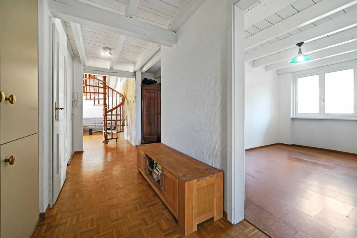 Duplex unter dem Dach mit privatem Aufzug - geräumig, hell und voller Potenzial - Foto 6 von 13