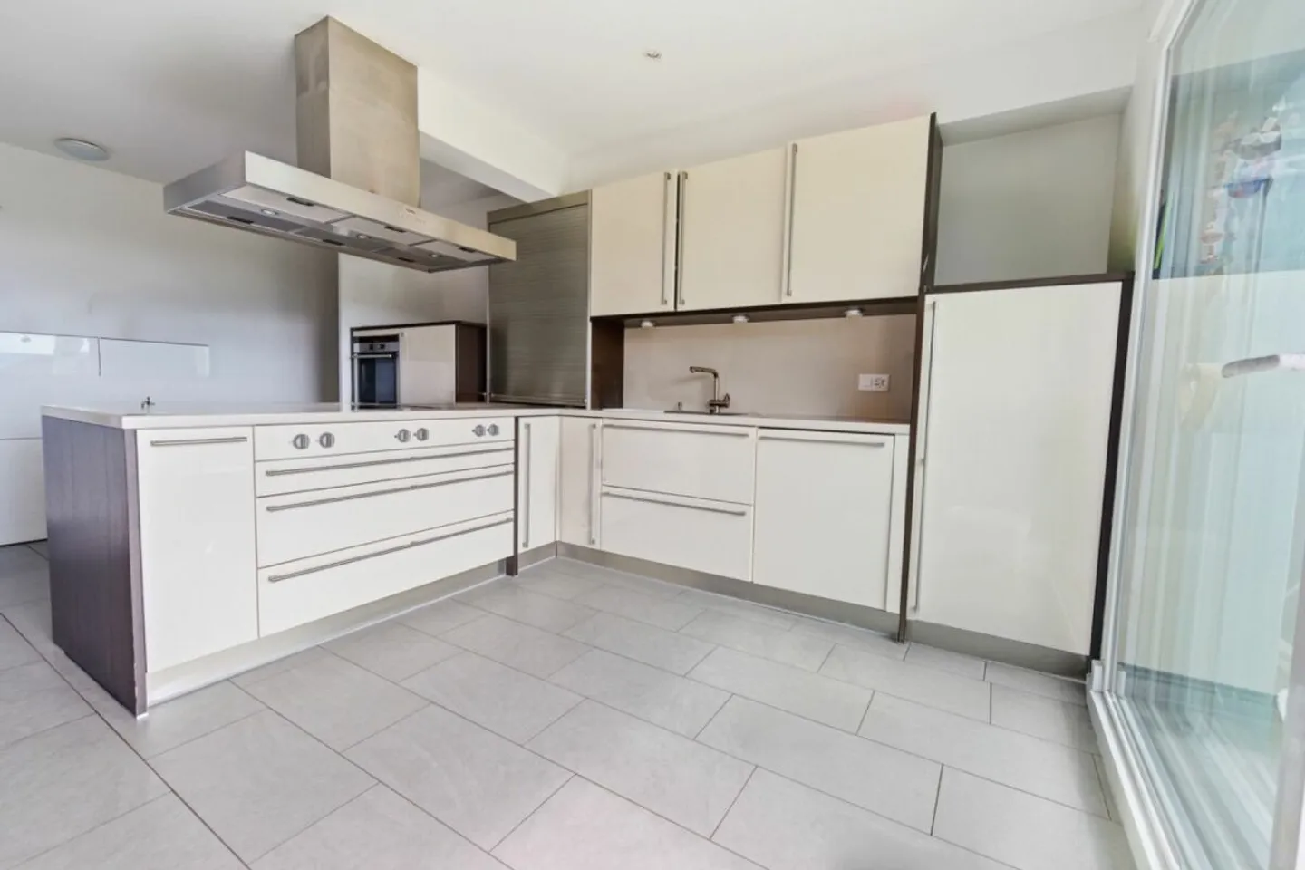 Spacious house with open view and large garden. Ideal for families - Photo 2 of 4