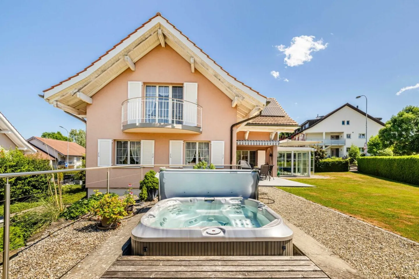 Casa unifamiliare di 5,5 stanze con garage doppio, grande giardino e vasca idromassaggio - Foto 4 di 10