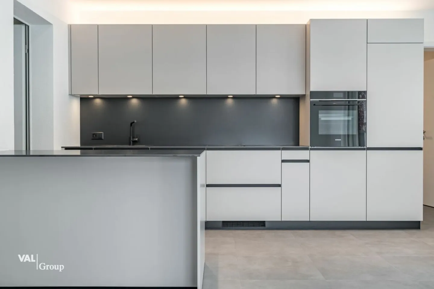 Modern and spacious dream home - Photo 3 of 13