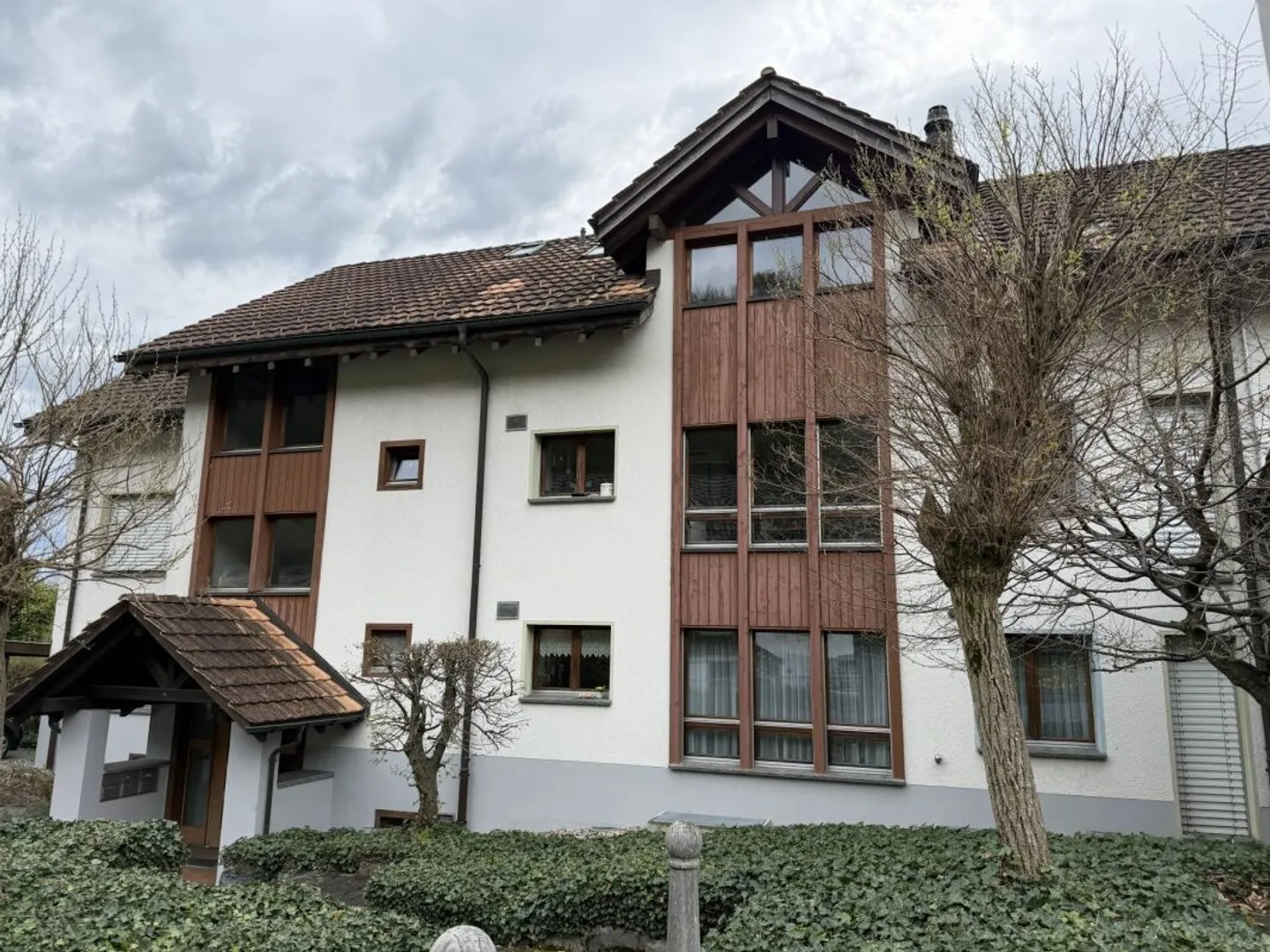 Appartement spacieux de 2,5 pièces avec garage individuel et beaucoup d'espace de rangement - Photo 1 sur 9