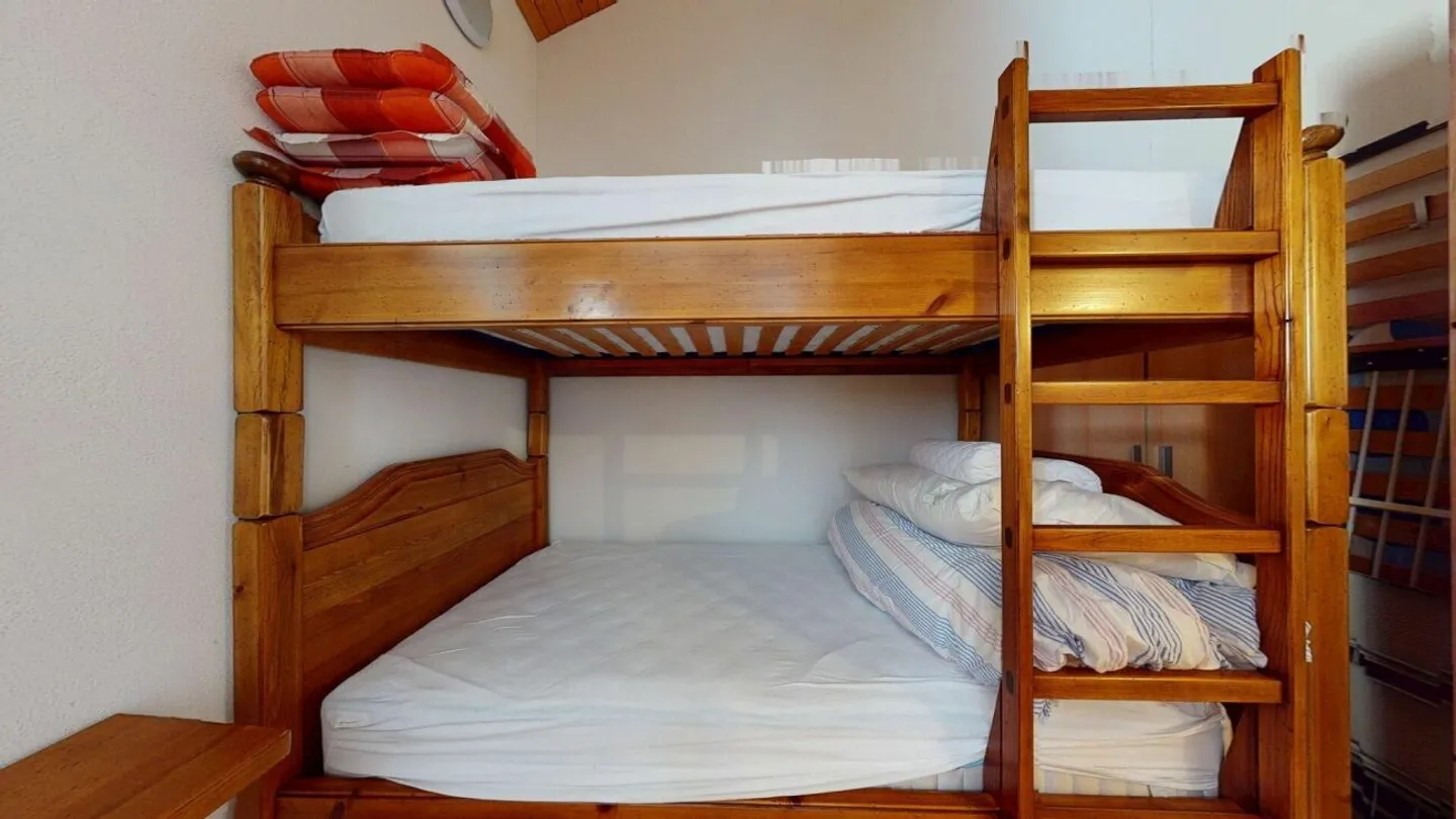 Half of a House in a Privileged Location - Photo 7 of 12