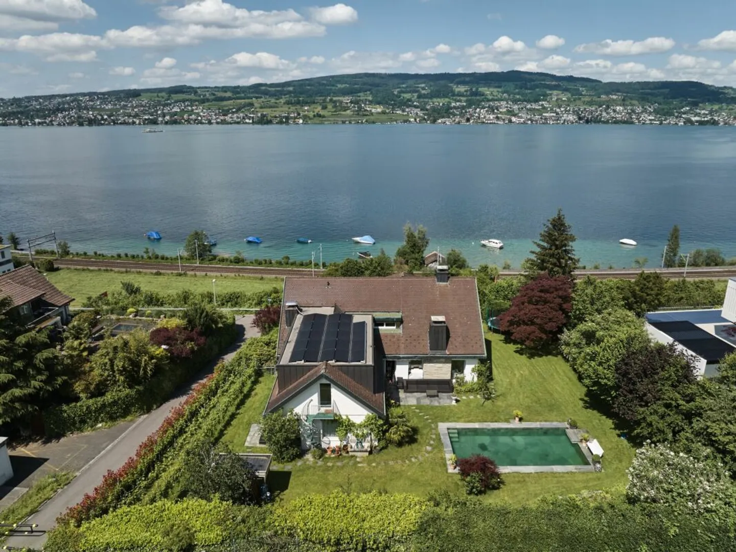 Villa esclusiva con vista lago, piscina e molta privacy - Foto 2 di 13