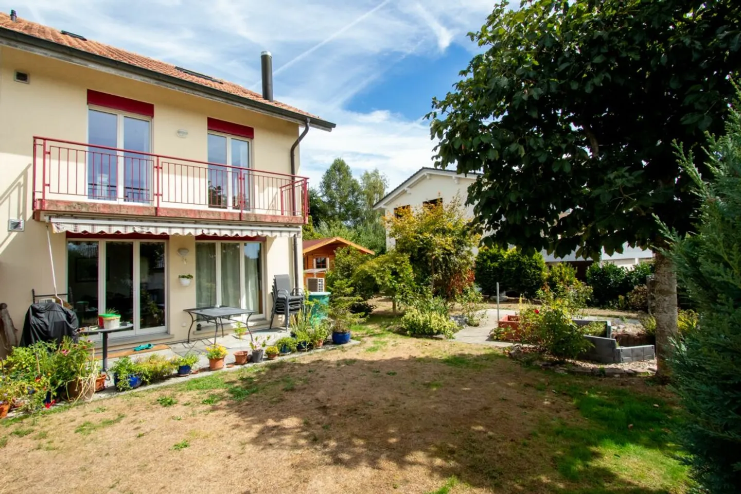 Deux appartements, une maison pleine de possibilités - Photo 3 sur 13