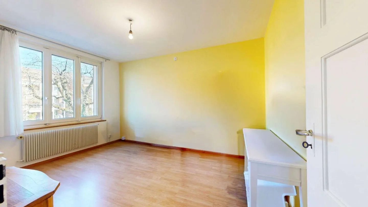 Maison individuelle bien entretenue avec grand jardin, garage et place de parking - Photo 7 sur 13