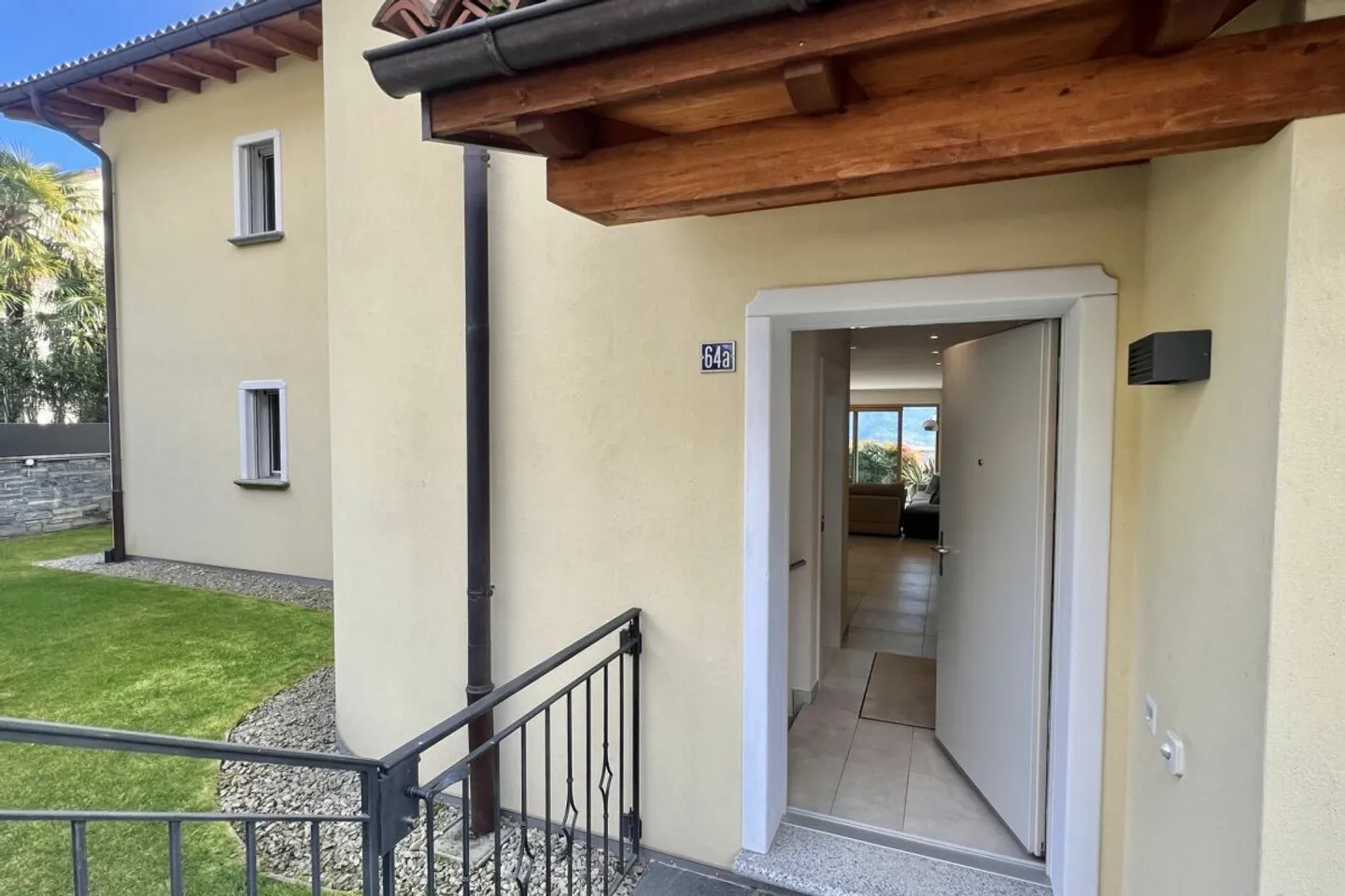 Elegante metà villa con vista lago a 180°, piscina privata e bel giardino - Foto 13 di 13