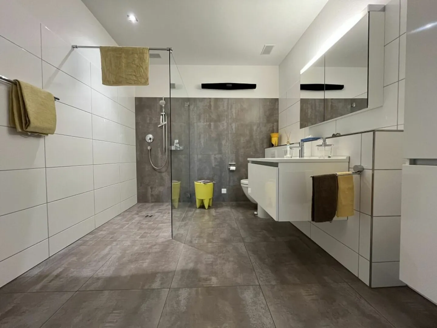 Exclusive ground floor apartment with huge balcony and great view - Photo 7 of 12