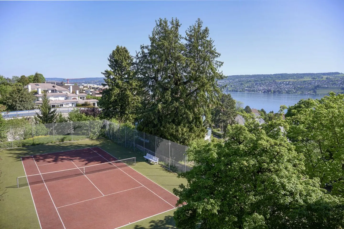 Appartamento duplex di 5.5 locali con vista da sogno, piscina esterna e campo da tennis - Foto 12 di 13