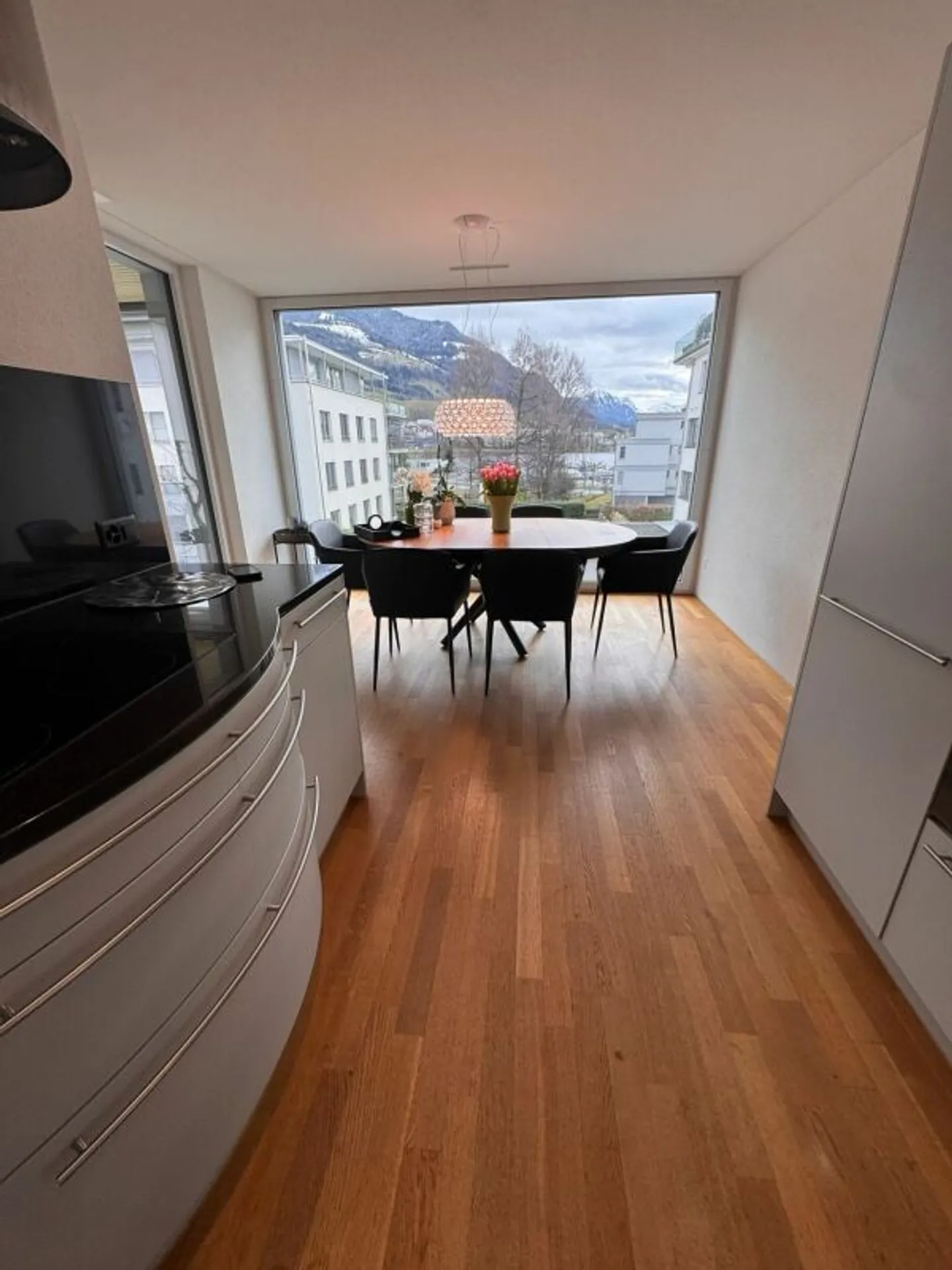 Oasis de bien-être de 3.5 pièces dans un endroit calme et central - avec balcon, vue partielle sur le lac et vue sur la montagne - Photo 9 sur 9