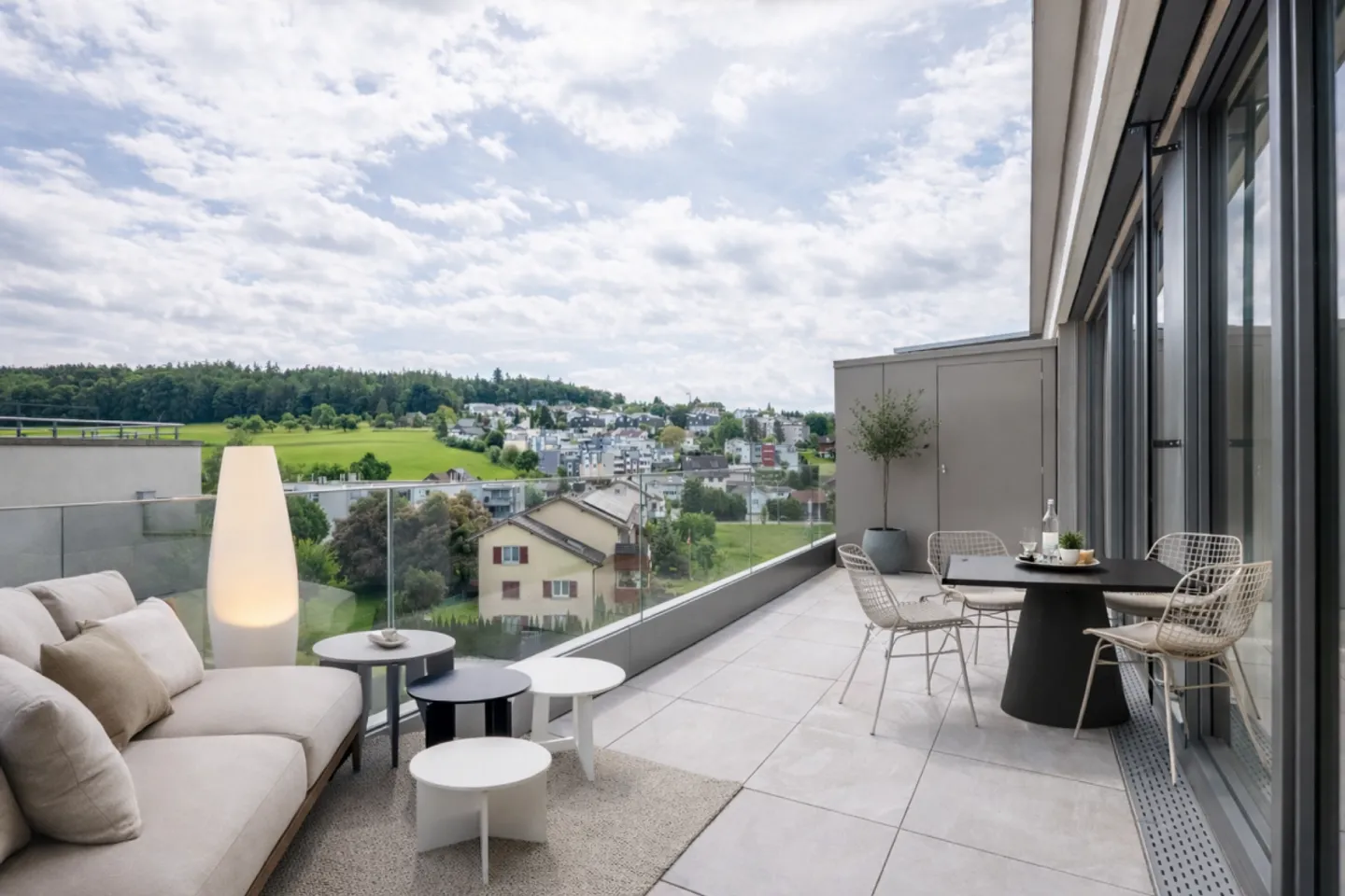 Penthouse première occupation à Wil SG. Lumière, espace et deux terrasses au plus haut niveau - Photo 1 sur 13