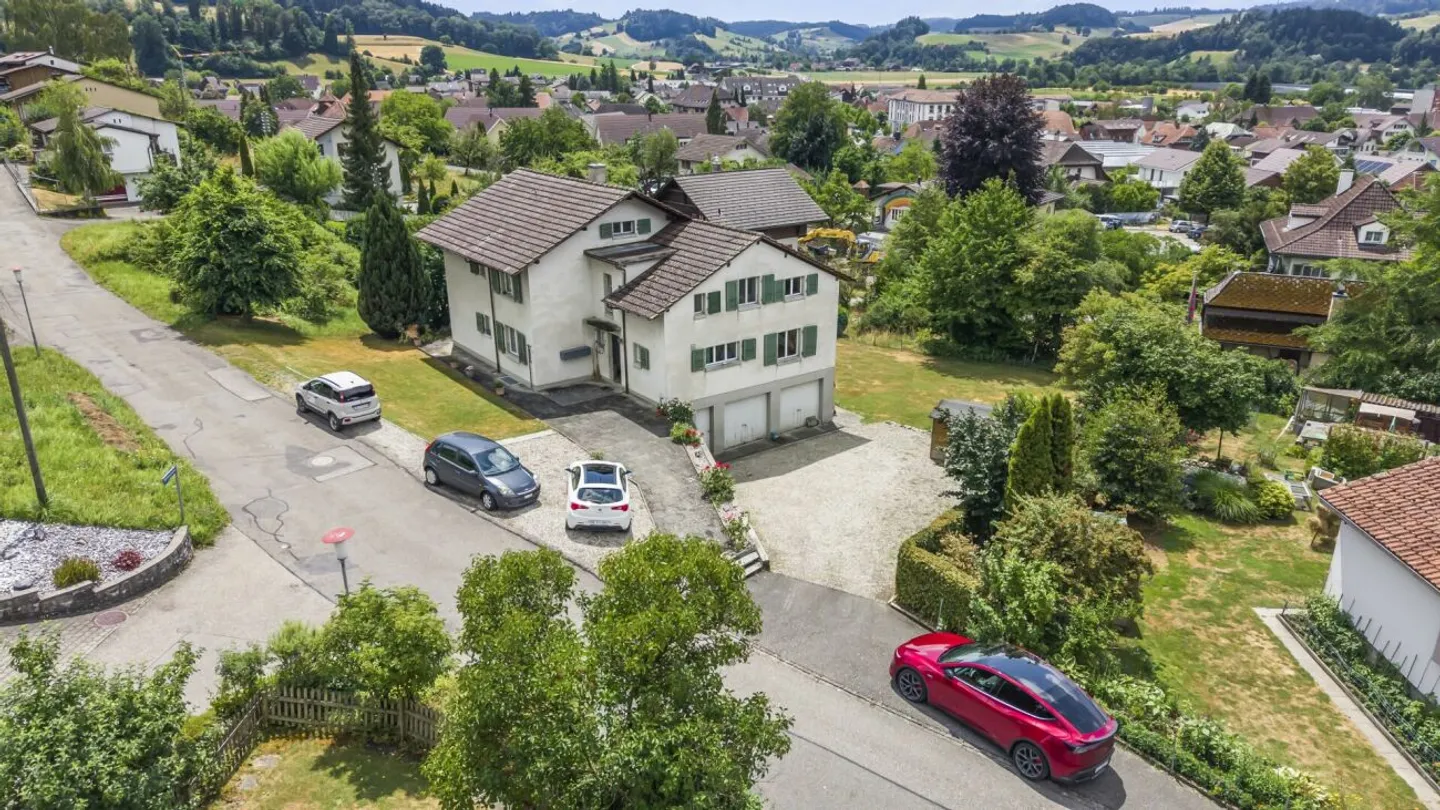 Maison de 3 familles avec grand espace extérieur et potentiel d'investissement à Madiswil - Photo 1 sur 13